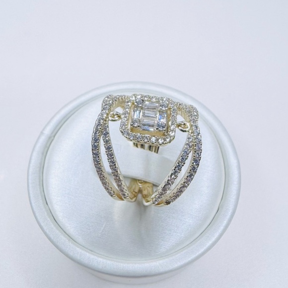 Elegant 18K Gold Unique Women's Ring - Picture 2 of 6